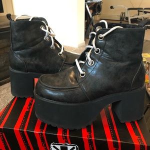 Like New TUK Nosebleed Boot